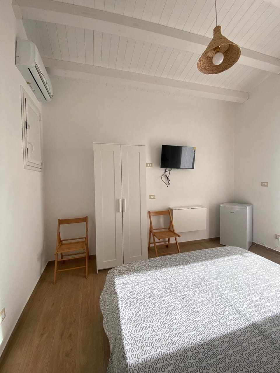 TV and multimedia, Photo of the whole room, wardrobe, air conditioner
