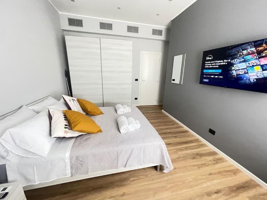 Bed, TV and multimedia, Bedroom, wardrobe