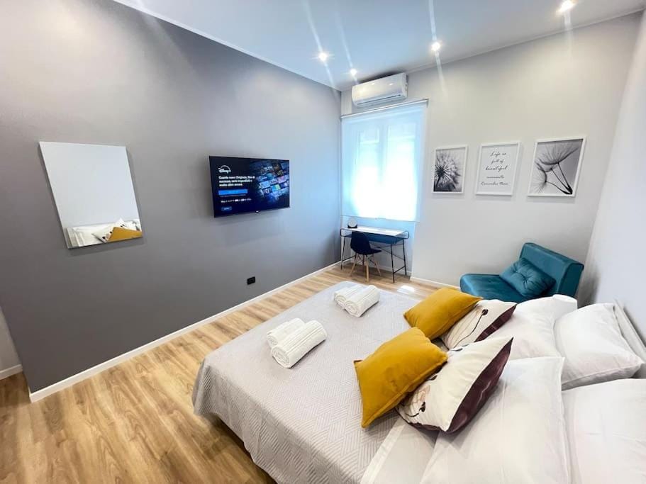 Photo of the whole room, Bedroom