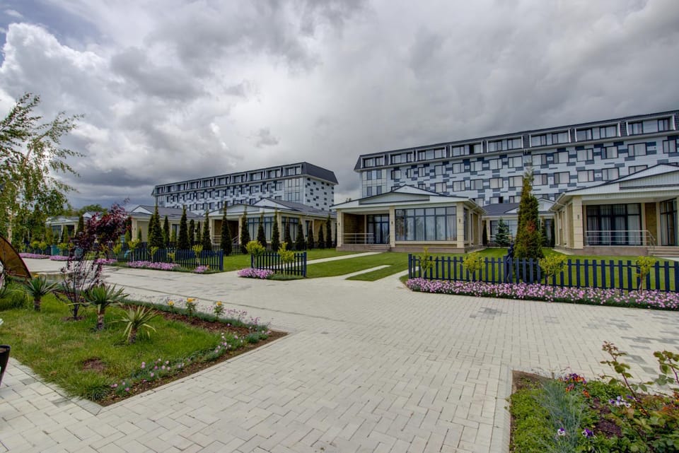 Property building, Spring, Day, Garden, Garden view