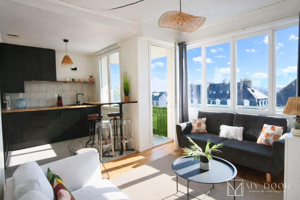Balcony/Terrace, Kitchen or kitchenette, Living room, City view, stove