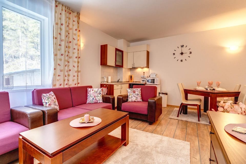 Kitchen or kitchenette, Living room, Seating area, Dining area