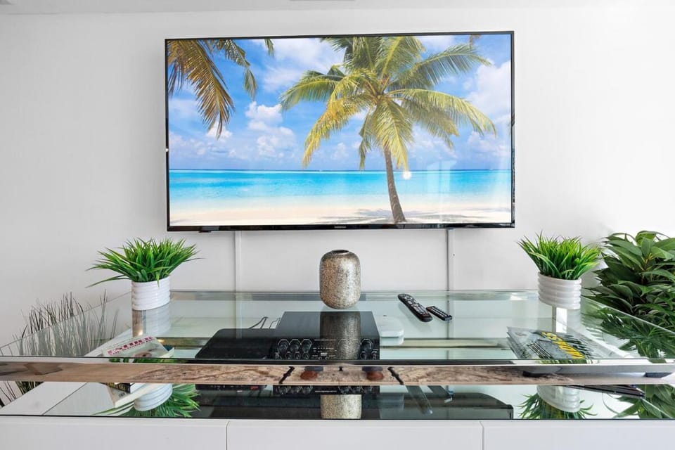Stylish 2BR With Skyline Views, Free Parking, Sleeps 8 Apartment in Brickell