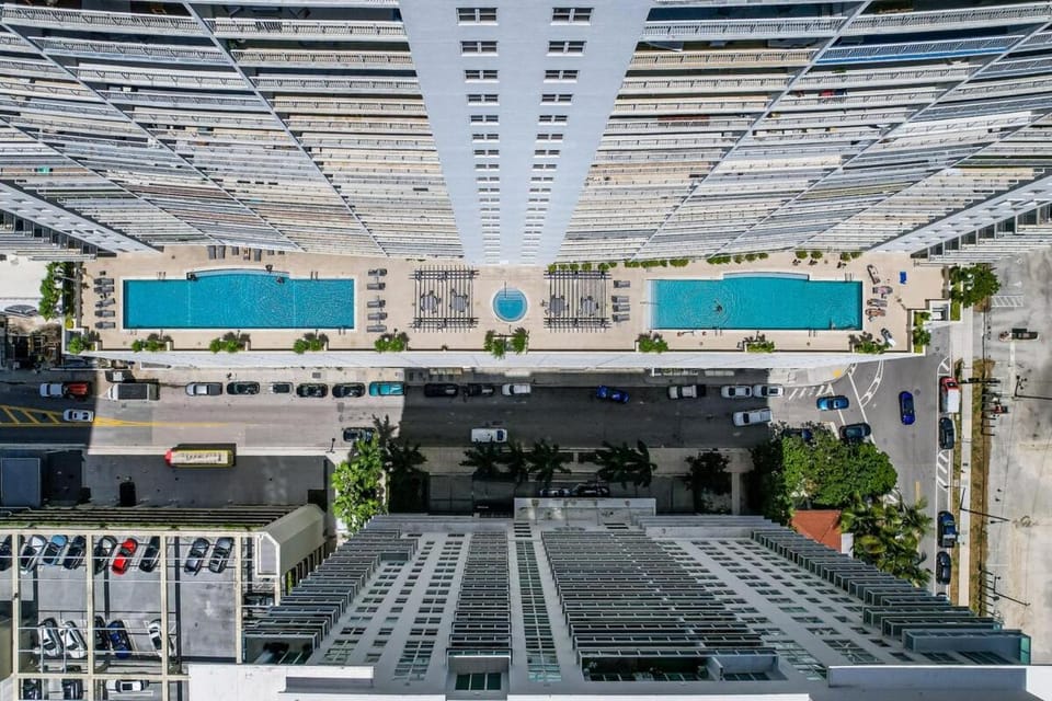 Stylish 2BR With Skyline Views, Free Parking, Sleeps 8 Apartment in Brickell