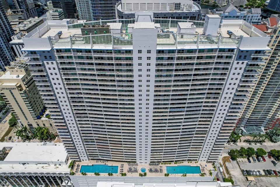 Stylish 2BR With Skyline Views, Free Parking, Sleeps 8 Apartment in Brickell