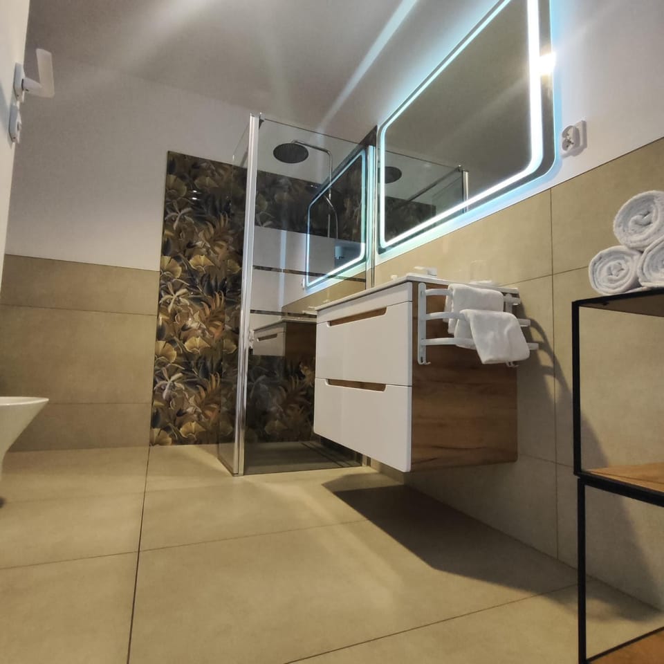 Shower, Bathroom, towels
