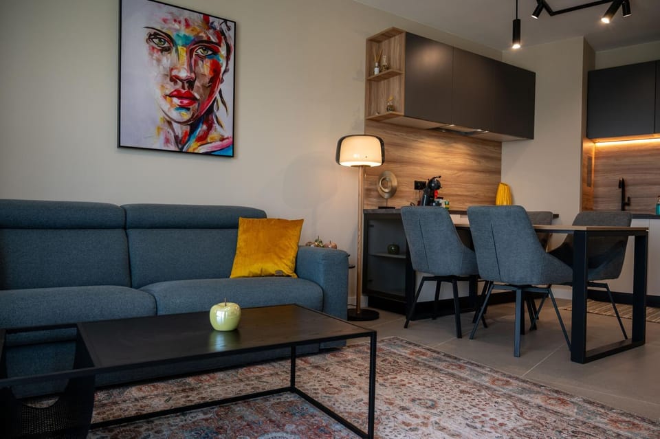 TV and multimedia, Kitchen or kitchenette, Living room, Seating area, Dining area