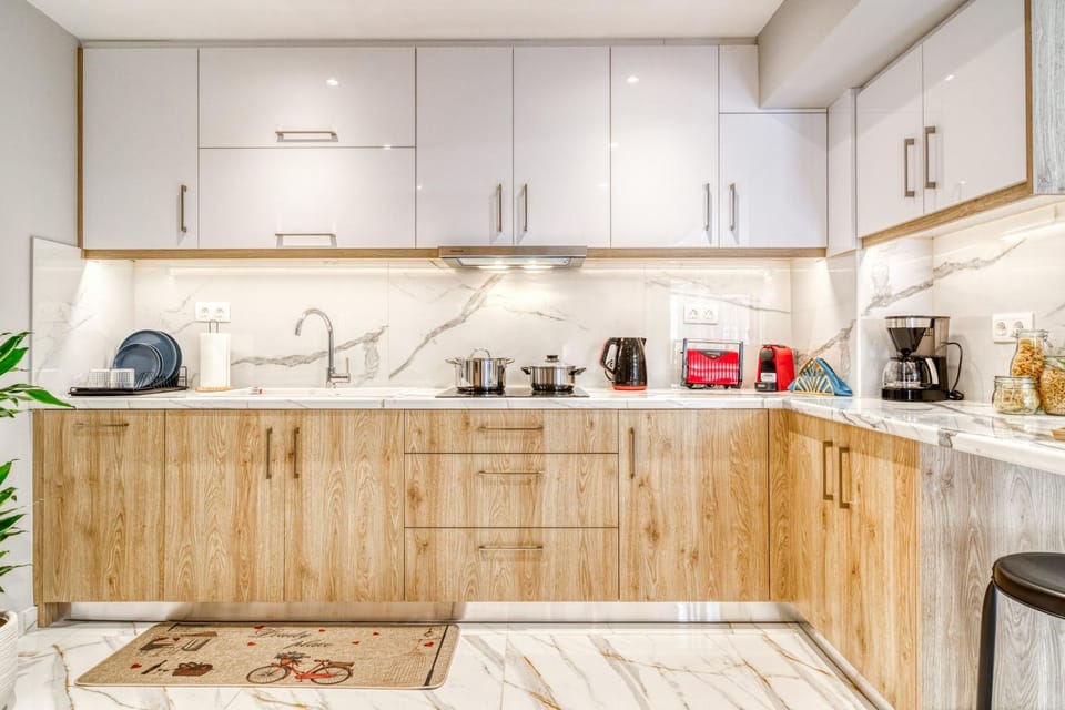 Coffee/tea facilities, Kitchen or kitchenette, dishwasher, stove, toaster