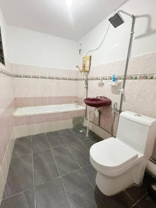 Shower, Toilet, Bathroom, Bath, bidet, towels