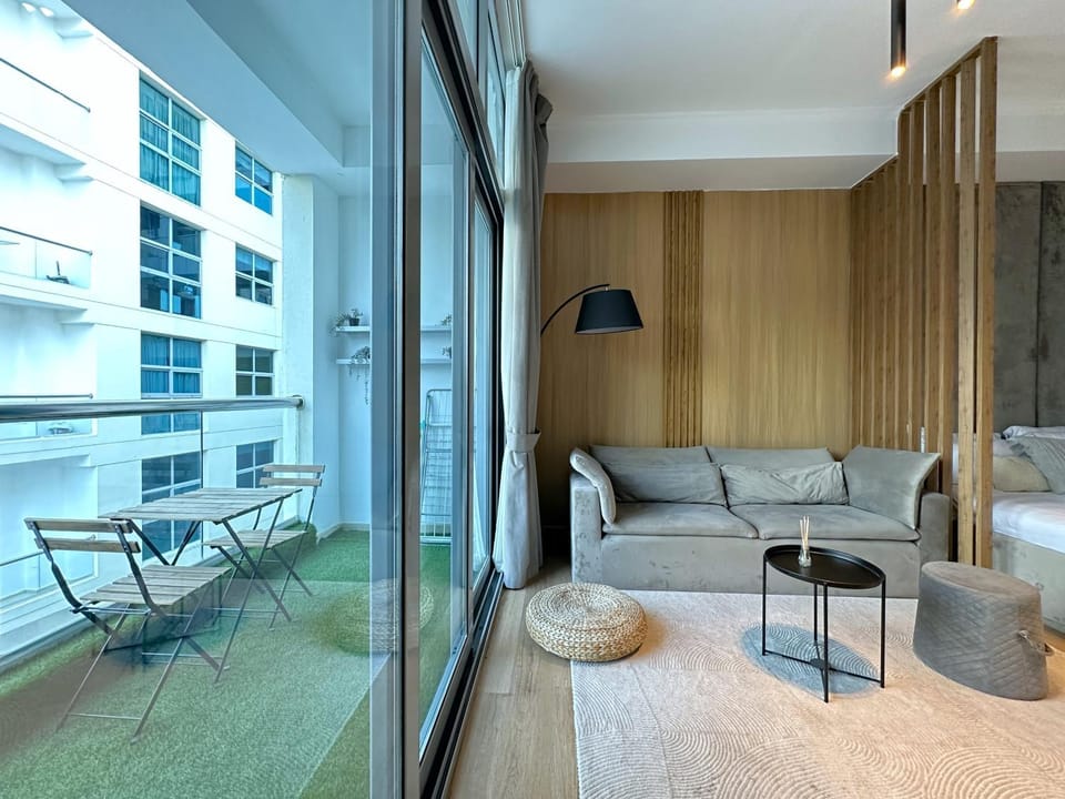 Patio, View (from property/room), Balcony/Terrace, Living room, Seating area