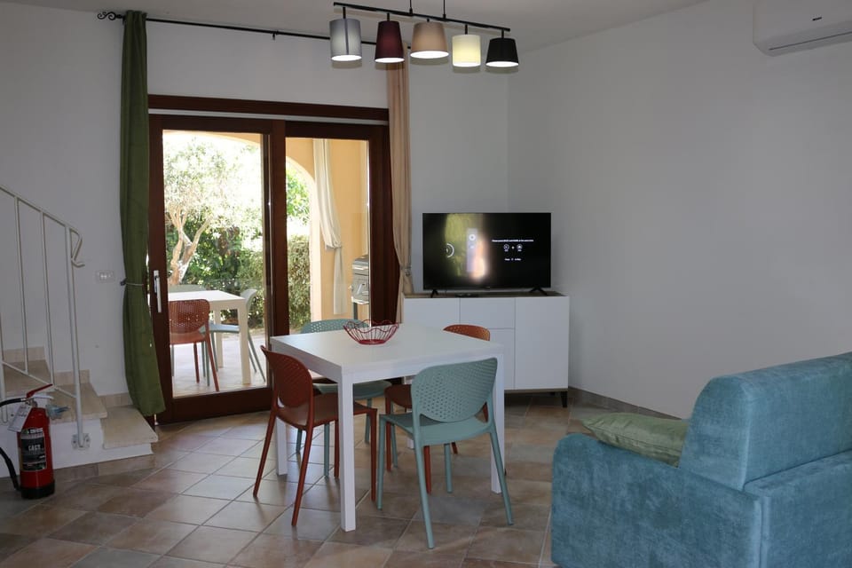 TV and multimedia, Living room, Seating area, Dining area