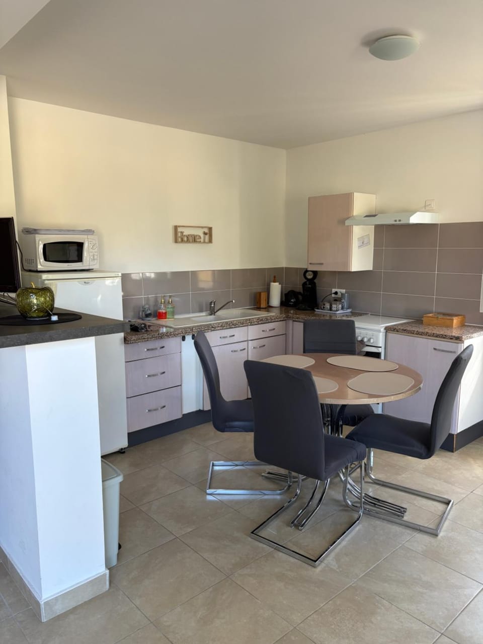 Kitchen or kitchenette, Dining area, stove