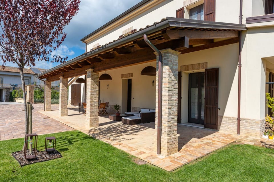 Property building, Patio, Spring, Day, Garden, Garden view