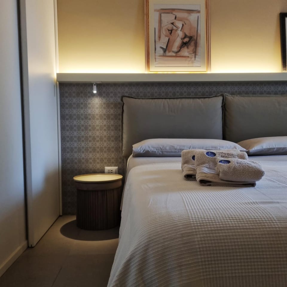 Bed, Bedroom, towels