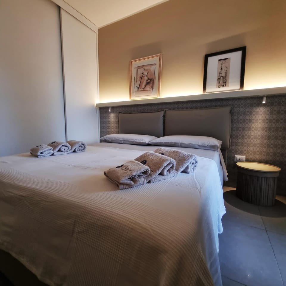Bed, Photo of the whole room, Bedroom, towels