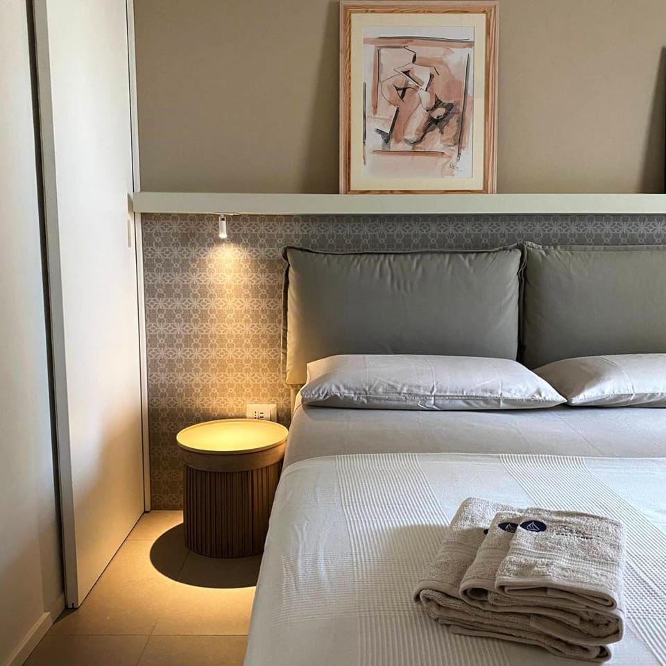 Bed, Bedroom, towels