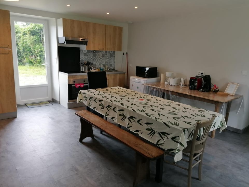 Coffee/tea facilities, Kitchen or kitchenette, Dining area, oven, stove, toaster