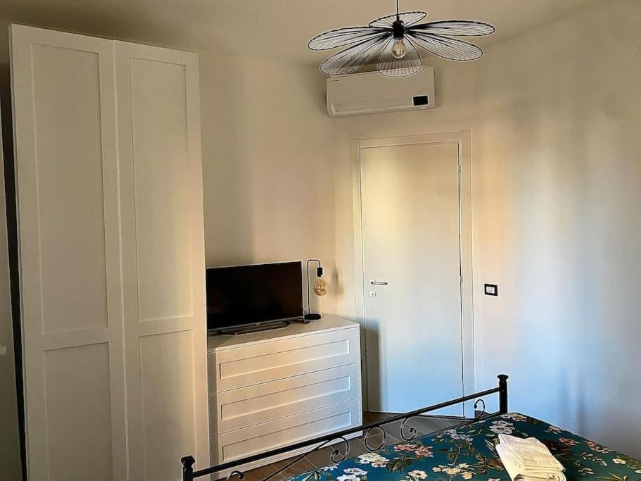 TV and multimedia, Photo of the whole room, Bedroom, wardrobe, air conditioner