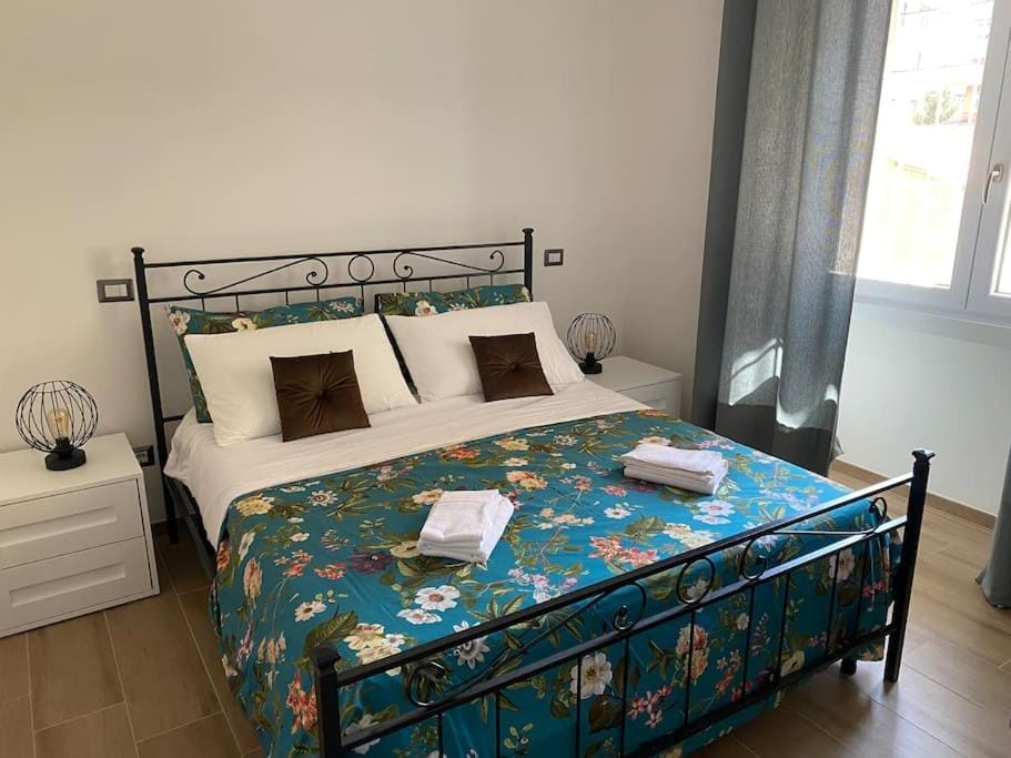 Photo of the whole room, Bedroom, towels