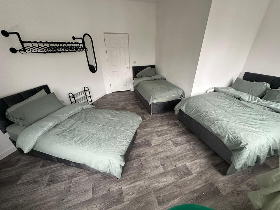 Cardiff flat 3 mins to city centre sleeps up to 6 Apartment in Cardiff