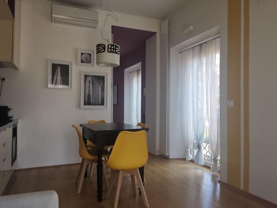 Living room, Seating area, Dining area, air conditioner