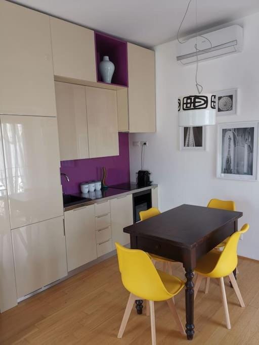 Kitchen or kitchenette, Dining area, oven, stove, air conditioner