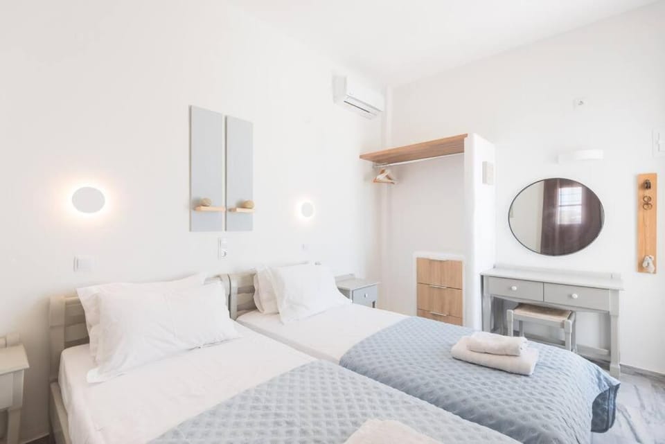 Photo of the whole room, Bedroom, towels