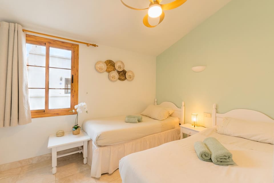 Beautiful 4 bedroom house with phenomenal golf and mountain views Apartment hotel in Abona