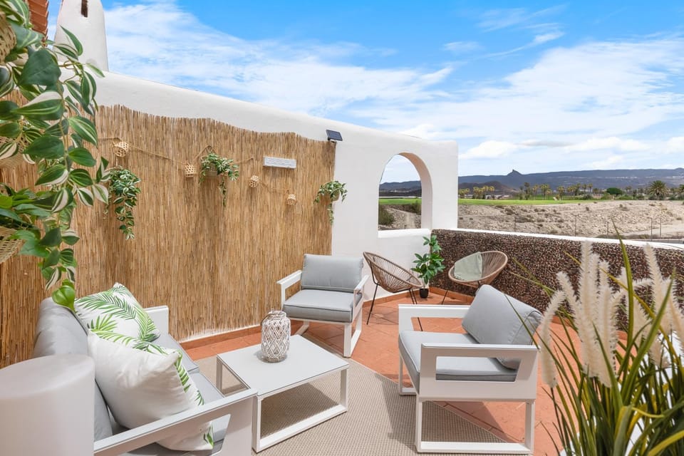 Beautiful 4 bedroom house with phenomenal golf and mountain views Apartment hotel in Abona