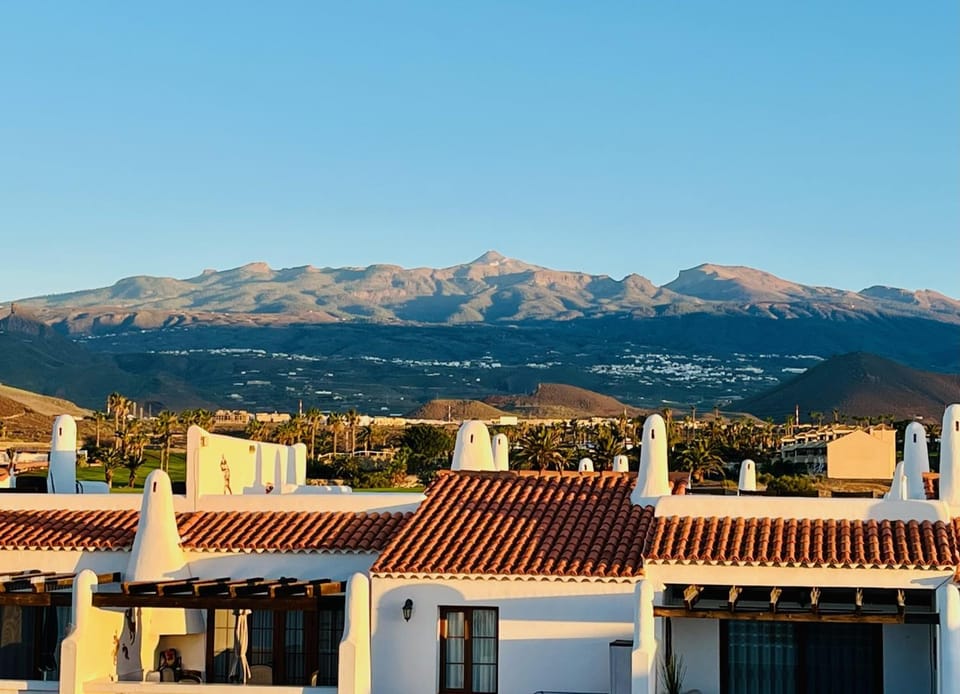 Beautiful 4 bedroom house with phenomenal golf and mountain views Apartment hotel in Abona