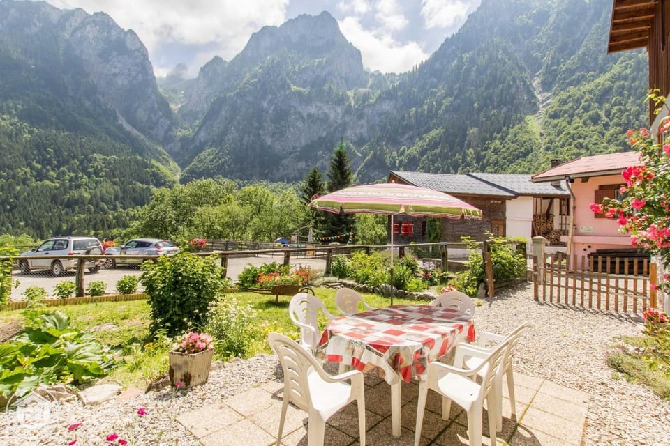 Property building, Patio, Nearby landmark, Spring, Day, Natural landscape, Garden, Dining area, Garden view, Mountain view, Parking