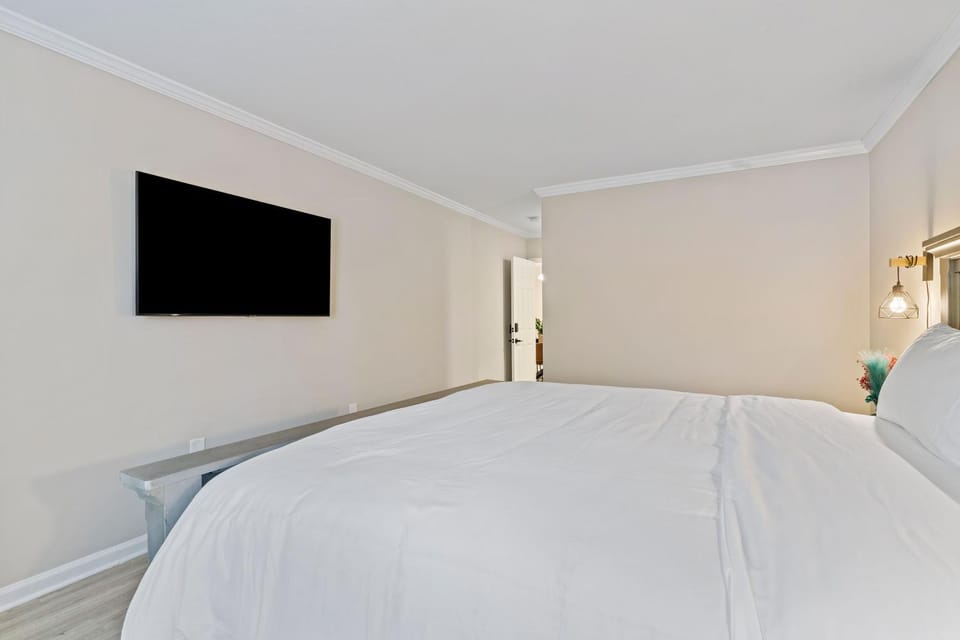 Bed, TV and multimedia, Photo of the whole room, Bedroom