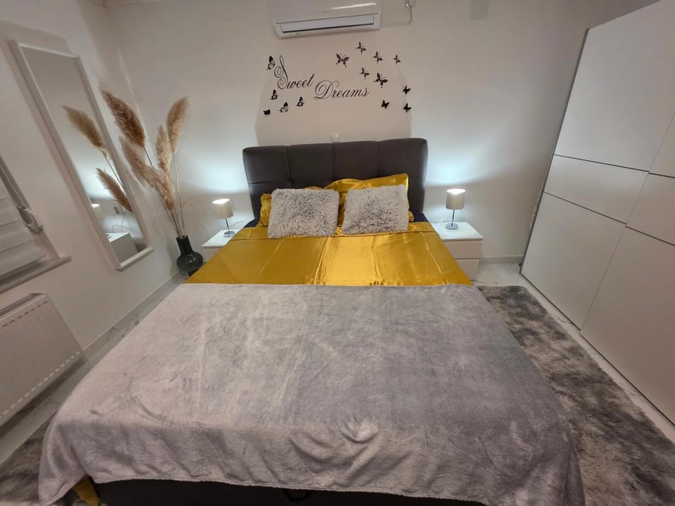 ENA 1&2 apartments-free parking 2200 m2-truck,trailer,boats friendly-EASY D1 access Apartment in Slovenia