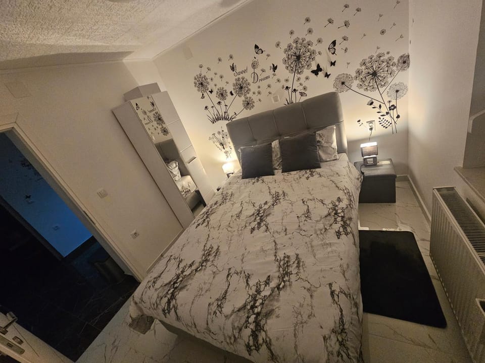 Bed, TV and multimedia, Bedroom