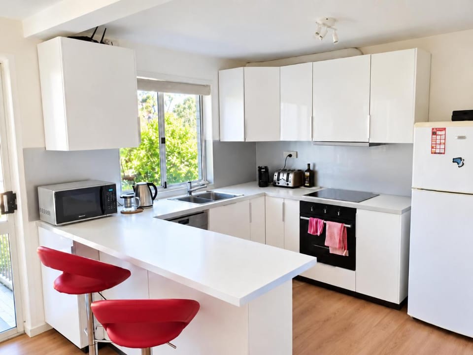 Coffee/tea facilities, Kitchen or kitchenette, dishwasher, microwave, toaster, kitchen