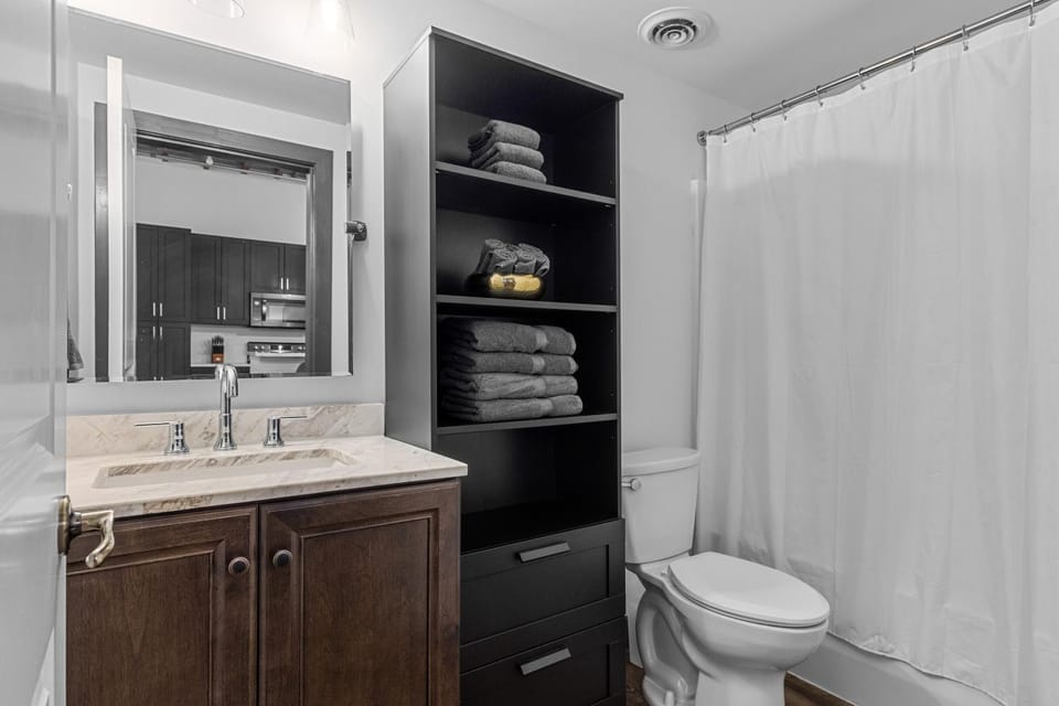 Shower, Toilet, Bathroom, towels