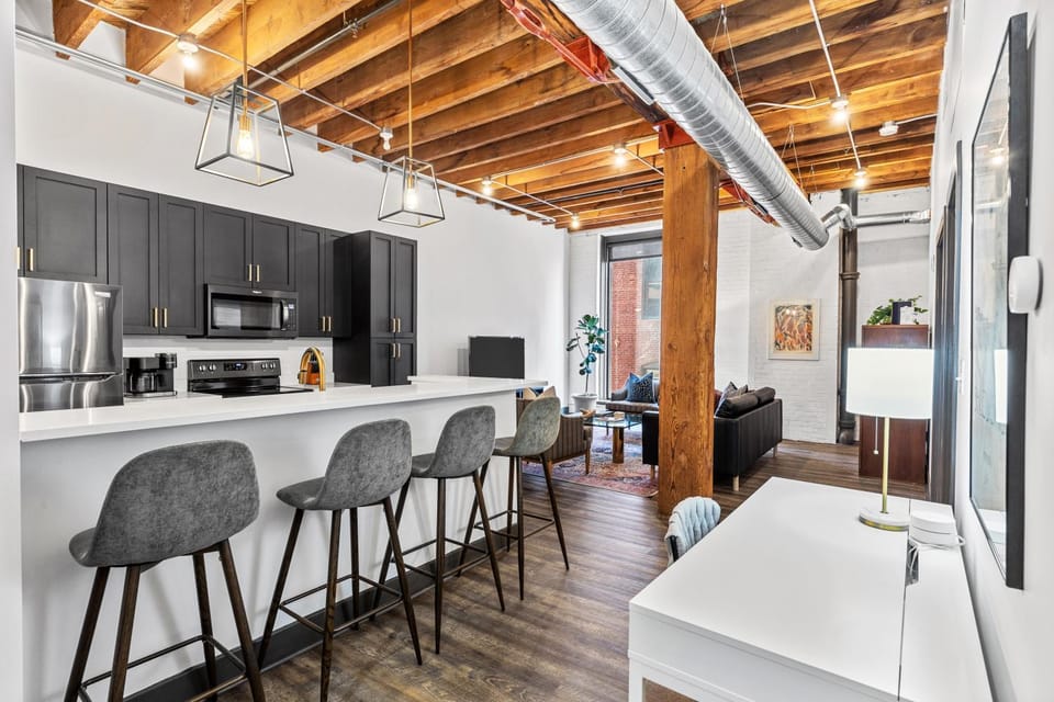 Coffee/tea facilities, Kitchen or kitchenette, Seating area, Dining area