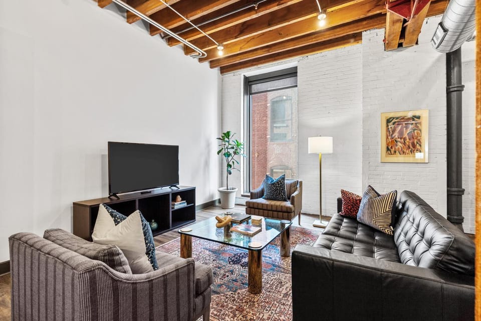 TV and multimedia, Living room, Seating area, Evening entertainment