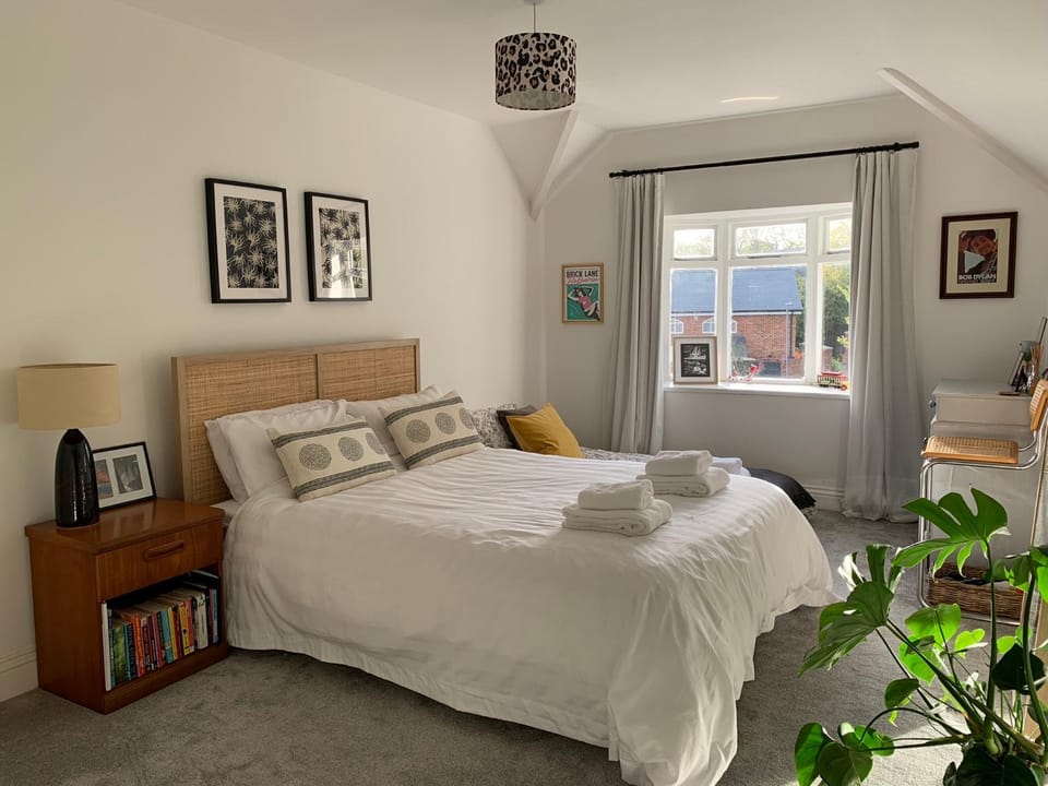 Charming Edwardian maisonette in trendy location, minutes from restaurants and pubs in Ashley Cross, Poole Apartment in Poole