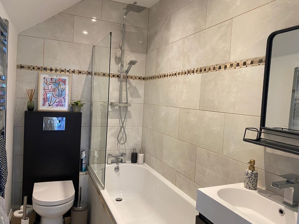 Charming Edwardian maisonette in trendy location, minutes from restaurants and pubs in Ashley Cross, Poole Apartment in Poole