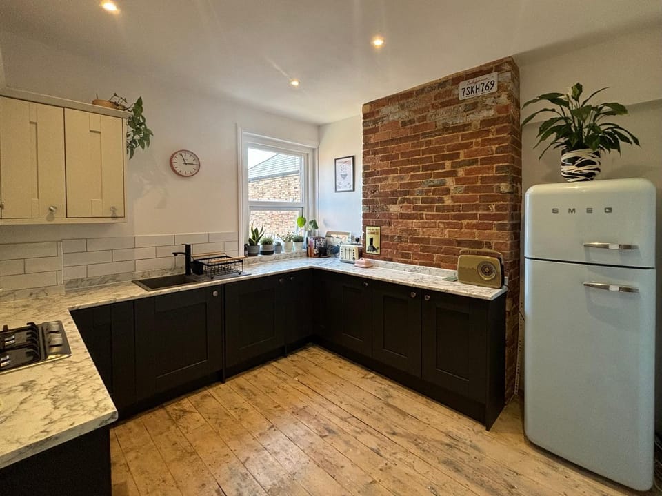 Charming Edwardian maisonette in trendy location, minutes from restaurants and pubs in Ashley Cross, Poole Apartment in Poole