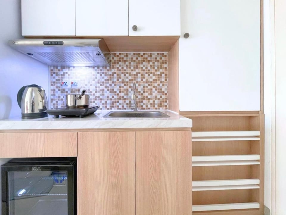Kitchen or kitchenette, minibar, stove