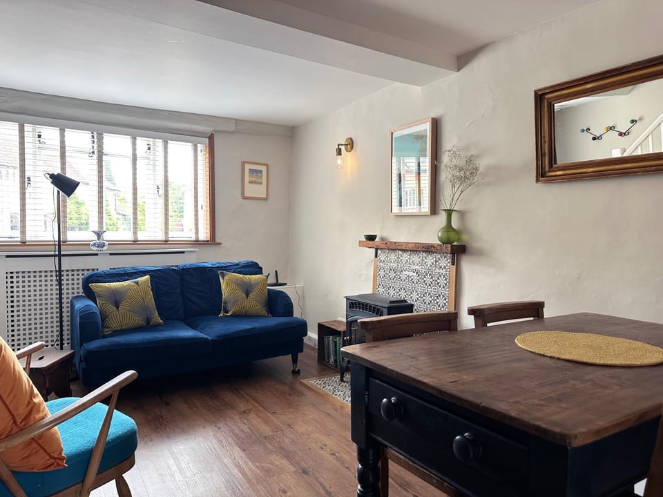 Lounge or bar, Dining area, fireplace