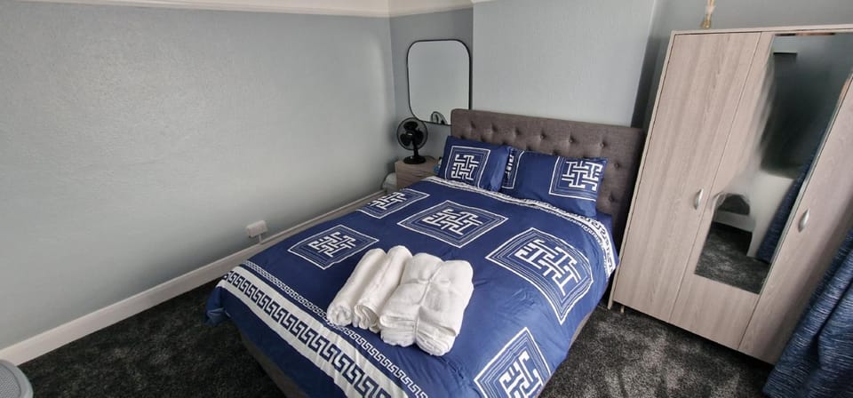 Bed, Photo of the whole room, Bedroom, towels