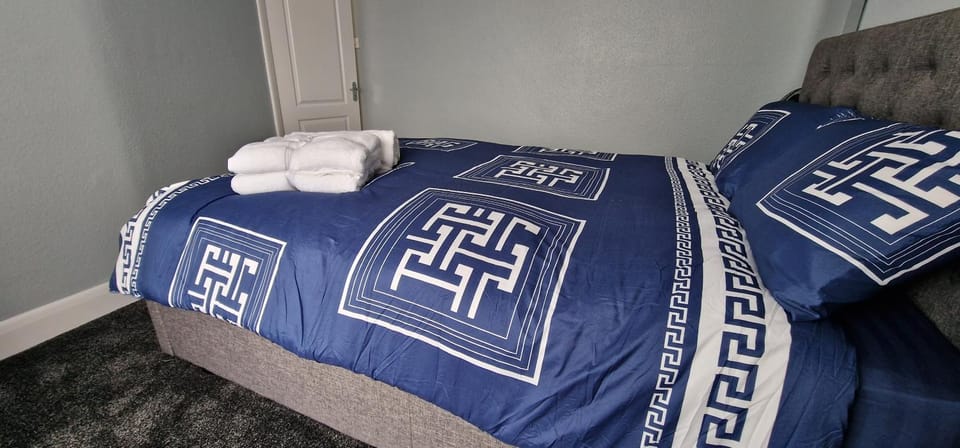 Bed, Photo of the whole room, Bedroom, towels