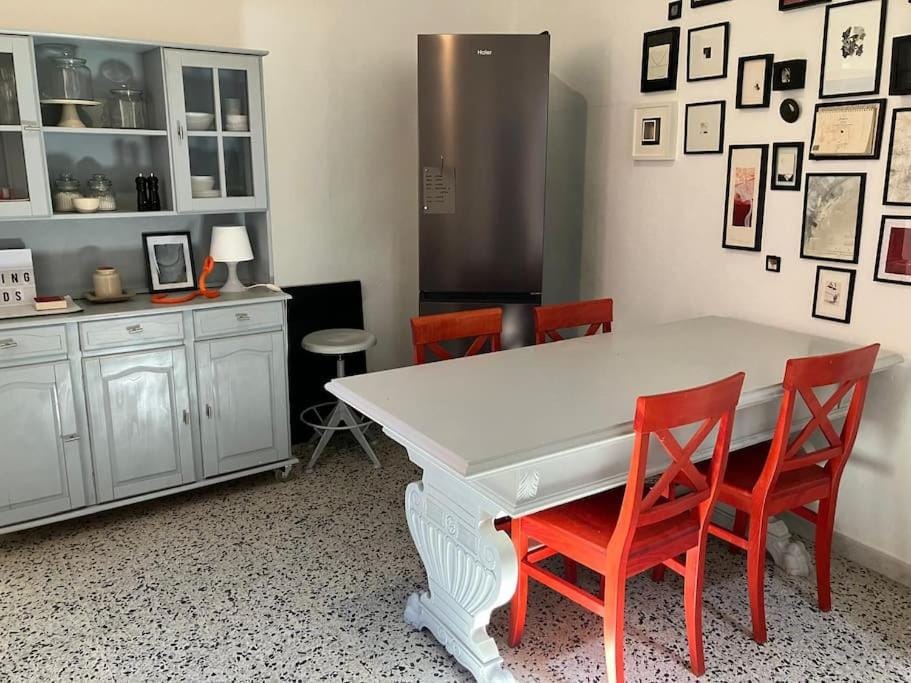 Seating area, Dining area