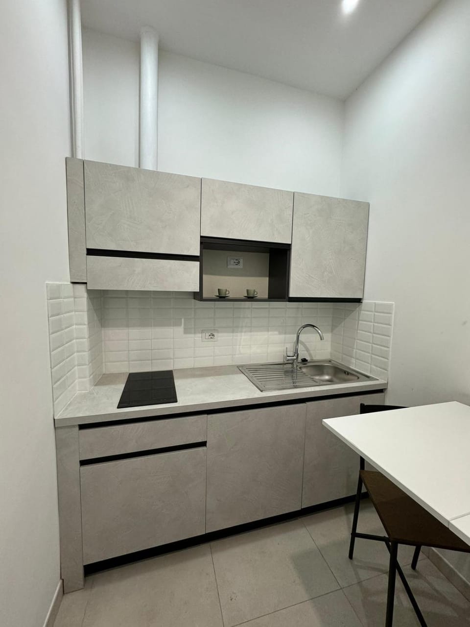 Kitchen or kitchenette, minibar, stove