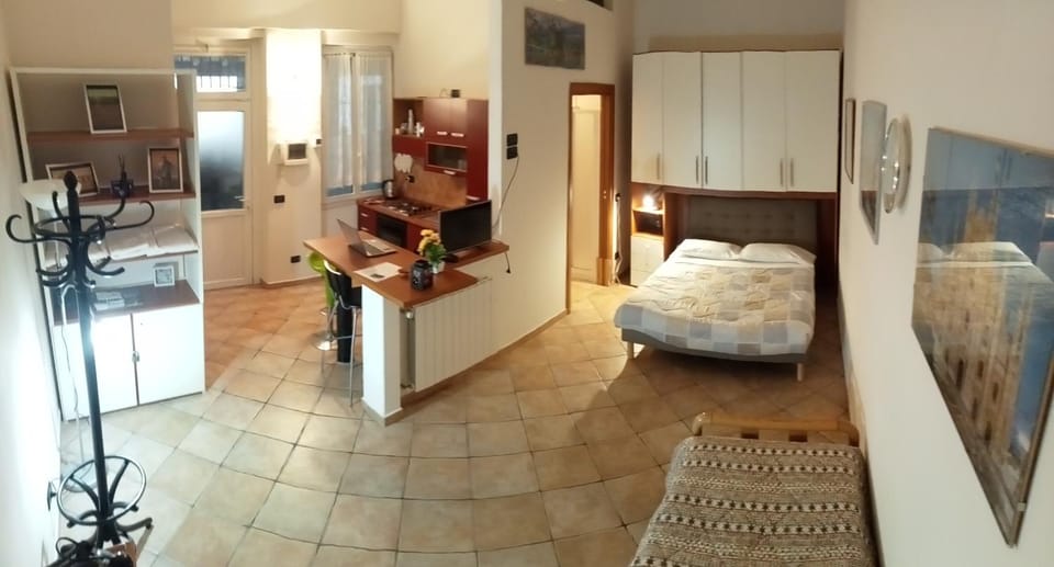Bed, TV and multimedia, Kitchen or kitchenette, Living room, Photo of the whole room, Seating area, Dining area, Bedroom, oven
