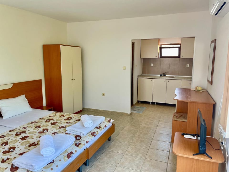 Bed, Kitchen or kitchenette, Photo of the whole room, Bedroom, towels, wardrobe, air conditioner