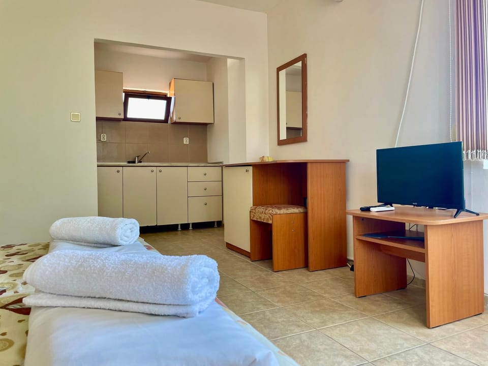 Bed, TV and multimedia, Photo of the whole room, Bedroom, wardrobe